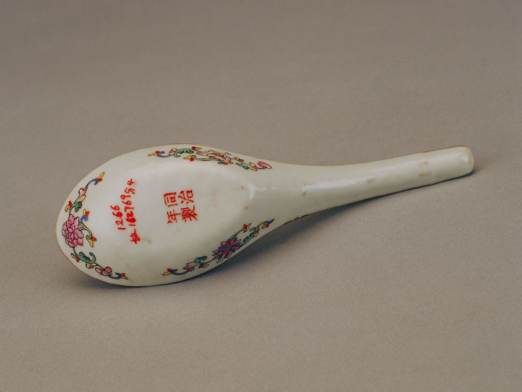 图片[2]-Yellow ground pastel butterfly spoon-China Archive